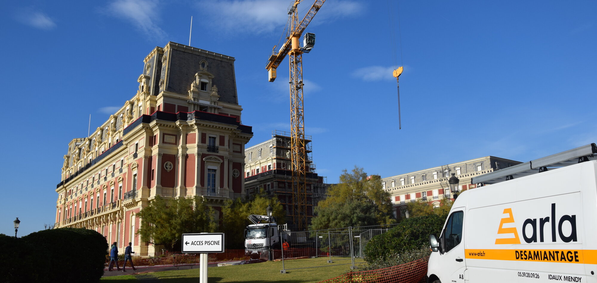 chantier-hotel-palais-exterieur-biarritz-faiences-enduits-conduits-amiantes-desamiantage-arla